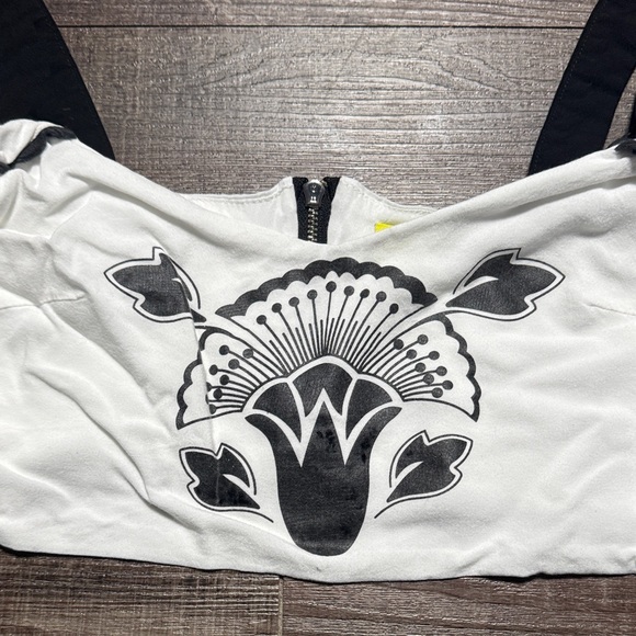 FARM Rio Black and White Off-Shoulder Top - Picture 4 of 9